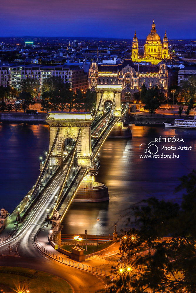 Kék óra - Budapest este - kilátás a várból a Dunán átívelő Lánchídra